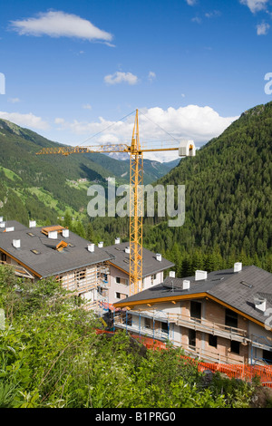 La construction de nouveaux chalets de ski près de Arabba dans les Dolomites italiennes Banque D'Images