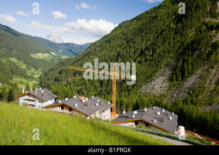 La construction de nouveaux chalets de ski près de Arabba dans les Dolomites italiennes Banque D'Images