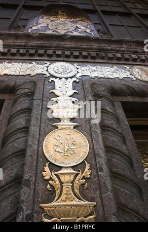 Ancien édifice de la Banque Royale du Canada Entrée : décorations Inclure images des deux vieux moitié canadienne de 1832 jetons penny Banque D'Images