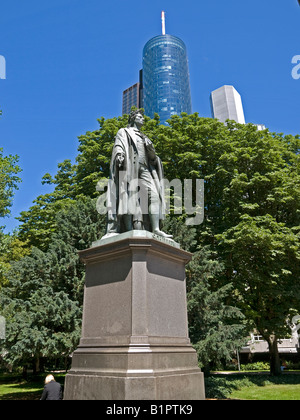 Statue de Schiller à l'avant du corps vitré façades de bâtiments de bureaux dans la région de Frankfurt am Main Allemagne Hesse Banque D'Images