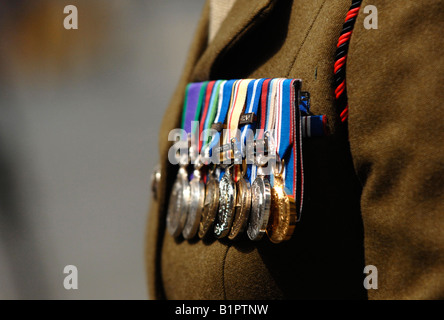 Une rangée de médailles y compris l'épinglée sur un uniforme d'officiers de l'armée britannique. Banque D'Images