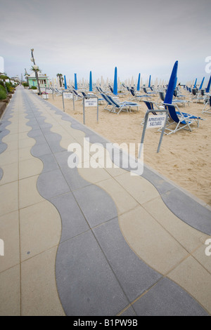 Parasols et chaises longues sur la plage du Lido de Jesolo dans la lagune de Venise Banque D'Images