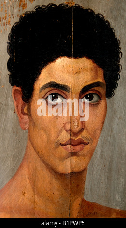 Encaustique réaliste (à base de cire) portrait momie jeune homme avec des cheveux bouclés foncés et des yeux expressifs 2ème siècle AD oman-période Egypte British Museum Banque D'Images