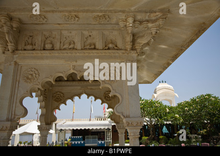 Dans la copule en marbre de la cour des rois de l'île Jagmandir PALACE sur le lac Pichola, Udaipur RAJASTHAN INDE Banque D'Images