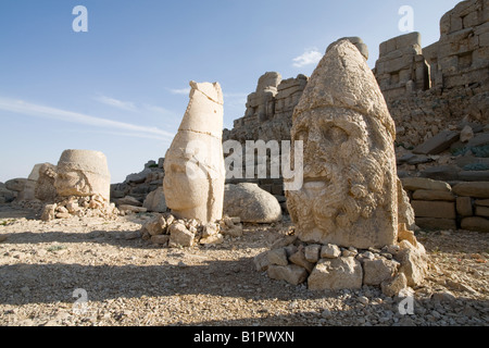 Les têtes colossales au sommet du Mont Nemrut (Nemrut Nemrut Dag) National Park est de l'Anatolie Turquie Banque D'Images