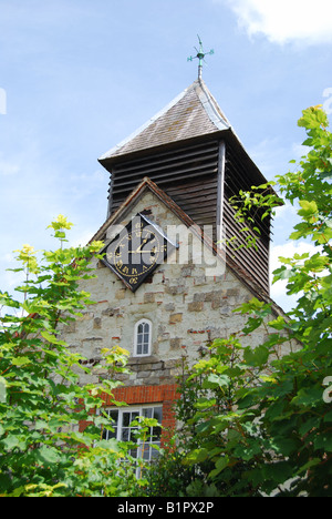 Bell bois-cote et de l'horloge, l'église St Georges, ESHER, Surrey, Angleterre, Royaume-Uni Banque D'Images