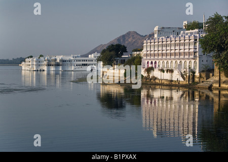 Un haveli et le LAKE PALACE HOTEL sur l'île JAGNIWAS UDAIPUR RAJASTHAN INDE Banque D'Images