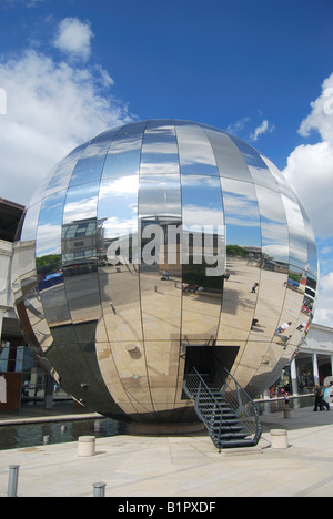 Sphère en miroir, planétarium à Bristol, Millenium Square, Harbourside, Bristol, Angleterre, Royaume-Uni Banque D'Images