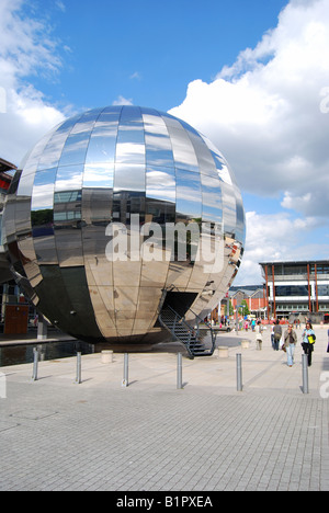Sphère en miroir, planétarium à Bristol, Millenium Square, Harbourside, Bristol, Angleterre, Royaume-Uni Banque D'Images