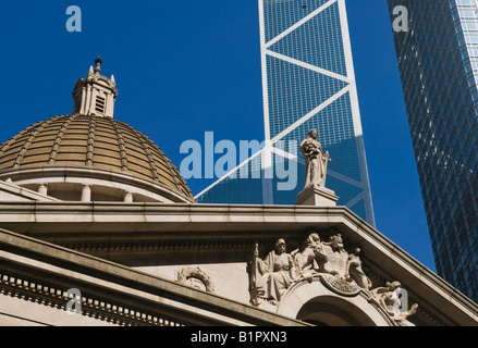 Themis la déesse de la Justice est au-dessus de l'entrée du Conseil législatif le Legco Building Hong Kong Banque D'Images