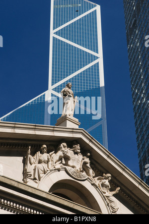 Themis la déesse de la Justice est au-dessus de l'entrée du Conseil législatif le Legco Building Hong Kong Banque D'Images