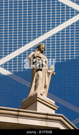 Themis la déesse de la Justice est au-dessus de l'entrée du Conseil législatif le Legco Building Hong Kong. Banque D'Images