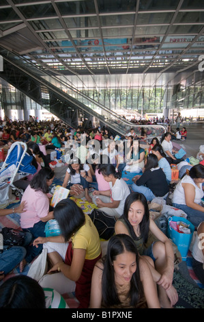 Comme employés de rassembler sous l'abri de l'immeuble HSBC sur leur journée de congé chaque dimanche à Hong Kong Banque D'Images