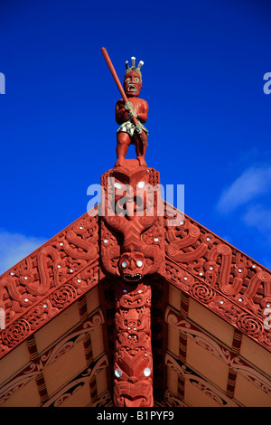 Sculpture en bois traditionnel sur le whare runanga, maison de réunion communautaire, Rotorua, île du Nord, Nouvelle-Zélande Banque D'Images