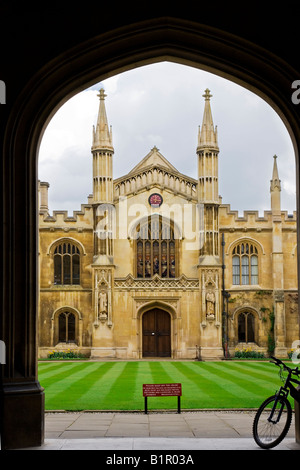 Vue à travers l'entrée principale du nouveau tribunal et la chapelle au Corpus Christi College, Université de Cambridge, England, UK Banque D'Images