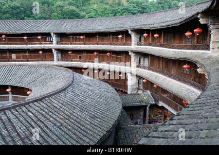 La Chine dans la province de Fujian Tulou Hakka terre ronde bâtiments sur le site du patrimoine mondial de l'UNESCO Juillet 2008 Banque D'Images