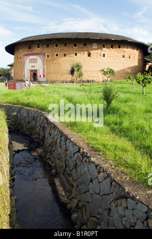 La Chine dans la province de Fujian Tulou Hakka terre ronde bâtiments sur le site du patrimoine mondial de l'UNESCO Juillet 2008 Banque D'Images