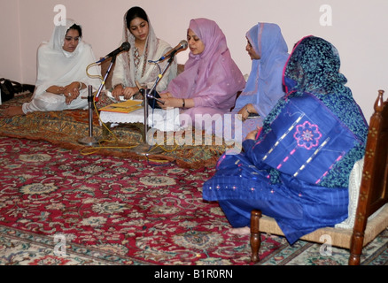 Les femmes musulmanes de lire le Coran dans un foyer à l'occasion de Moulid Al Nabi les prophètes ( PSL ) anniversaire , Inde Banque D'Images