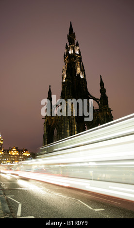 Ville d'Édimbourg, Écosse. Vue d'hiver de Princes Street avec les transports publics et les piétons pendant les heures de pointe du soir. Banque D'Images