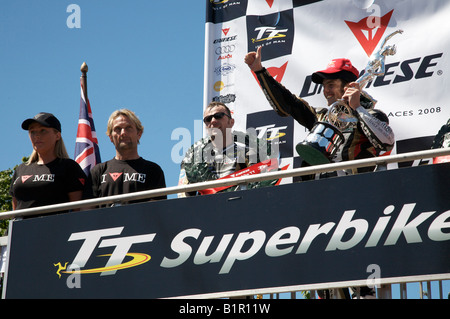 L'île de Man 2008 Dainese Superbike vainqueur de l'Australien, Cameron Donald, sur le podium après avoir reçu le trophée des gagnants. Banque D'Images