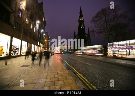 Ville d'Édimbourg, Écosse. Vue d'hiver de Princes Street avec les transports publics et les piétons pendant les heures de pointe du soir. Banque D'Images