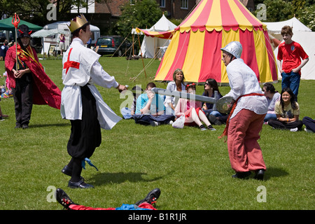 Les acteurs l'histoire de la guerre des Deux-Roses anglaise lors d'une fête du village. Banque D'Images