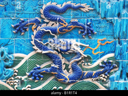 Un dragon sur le mur de dragon de Beijing Beihai Park Banque D'Images