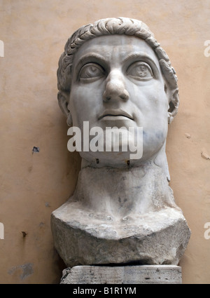Tête géante de la statue colossale de l'empereur Constantin dans le musée du Capitole, Rome Banque D'Images