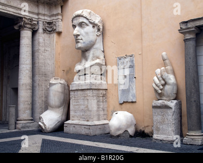 La Rome antique : statue colossale de l'empereur Constantin dans le musée du Capitole, Rome Banque D'Images