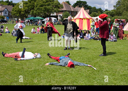 Les acteurs l'histoire de la guerre des Deux-Roses anglaise lors d'une fête du village. Banque D'Images