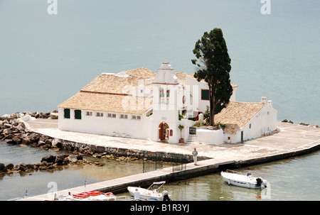 17e siècle Monastère Vlaheraina (monastère de Panagia Vlachernes) vu de collines de Kanoni, île de Corfou, Grèce Banque D'Images