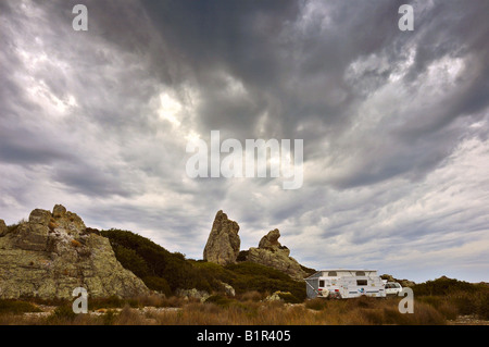 Une caravane solitaire stationné sous un éperon rocheux au bluff Hill Point sur la côte ouest de la Tasmanie près de Marrawah. Banque D'Images