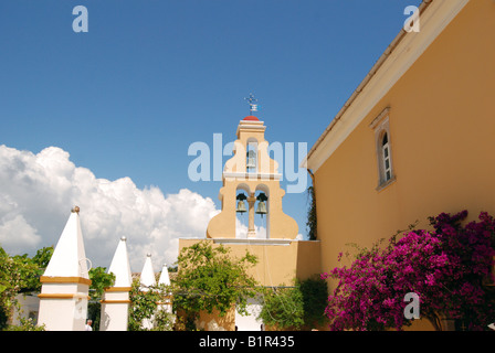 Clocher à Paleokastritsa Monastery également connu sous le nom de Monastère Théotokos, île grecque de Corfou Banque D'Images