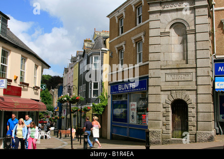 Le centre-ville de Bodmin cornwall boutiques high street west country england uk go Banque D'Images