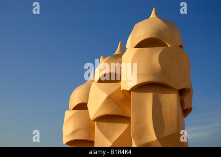 Pots de cheminée Gaudi conçu sur le toit de La Pedrera, Barcelone. Banque D'Images