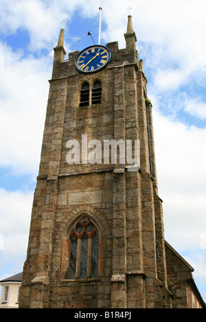 L'église paroissiale de okehampton dans high street magasins du centre-ville angleterre devon uk go Banque D'Images