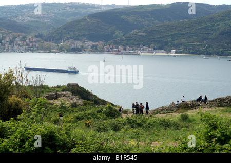 Vue depuis l'Anadolu Kavagi sur le Bosphore au nord d'Istanbul Banque D'Images