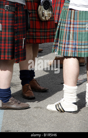 Fans de rugby écossais portant le kilt en tartan Banque D'Images