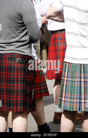 Fans de rugby écossais portant le kilt en tartan Banque D'Images