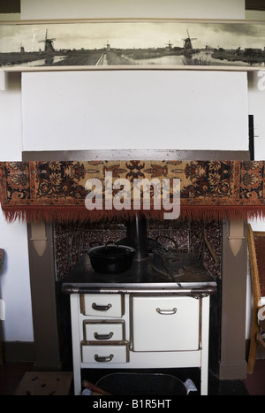 Cuisinière et photographie panoramique d'origine à l'intérieur d'un moulin's kitchen à Kinderdijk, Hollande. Les Pays-Bas Banque D'Images