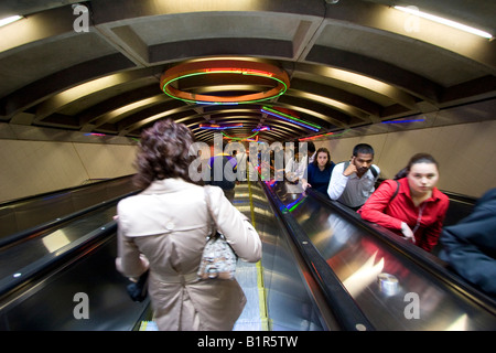 Les passagers descendre l'escalator au lieu d'échange à Jersey City dans le New Jersey le premier arrêt après le World Trade Center Banque D'Images