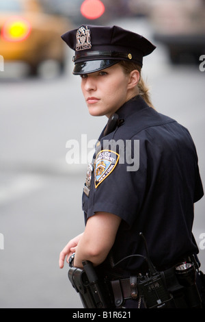 Une femme agent de police surveille la circulation de New York New York USA 4 Juin 2008 Banque D'Images