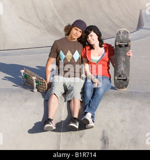 Deux enfants traîner dans le skatepark Banque D'Images