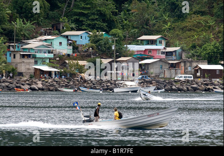 Les bateaux de pêche et les maisons le long du front de mer à Soufrière, Sainte-Lucie, Caraïbes. Banque D'Images