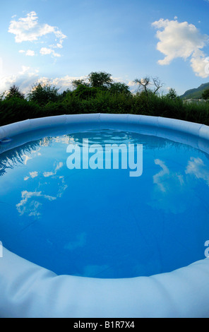 Ciel d'été reflété dans une piscine, Triesen LI Banque D'Images