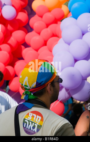 Israël Jérusalem Gay Parade 26 608 participant gay avec rainbow hat et politiques autocollant et ballon en bkgd Banque D'Images