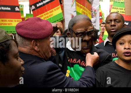 Des manifestants anti Mugabe Mugabe en homme d'appui en dehors de l'Afrique masque House Londres Banque D'Images