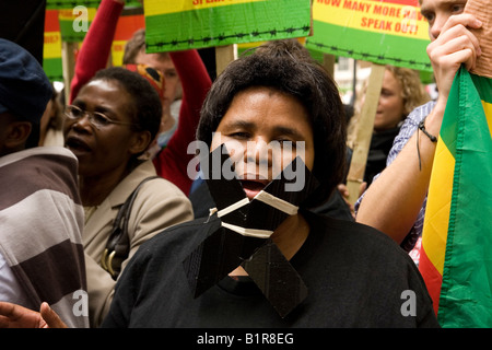 Manifestant Anti Mugabe en dehors de l'Afrique House Londres Banque D'Images