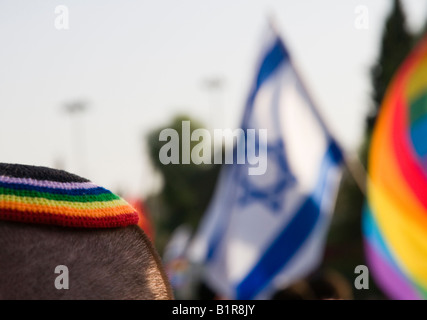Israël Jérusalem parade Gay 26608 close up of skull cap sur crâne rasé avec des drapeaux dans bkgd Banque D'Images