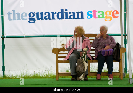 Mesdames assis sur banc de la consommation de crème glacée au Guardian Hay Festival 2008 Hay-on-Wye Powys Pays de Galles UK UE Banque D'Images